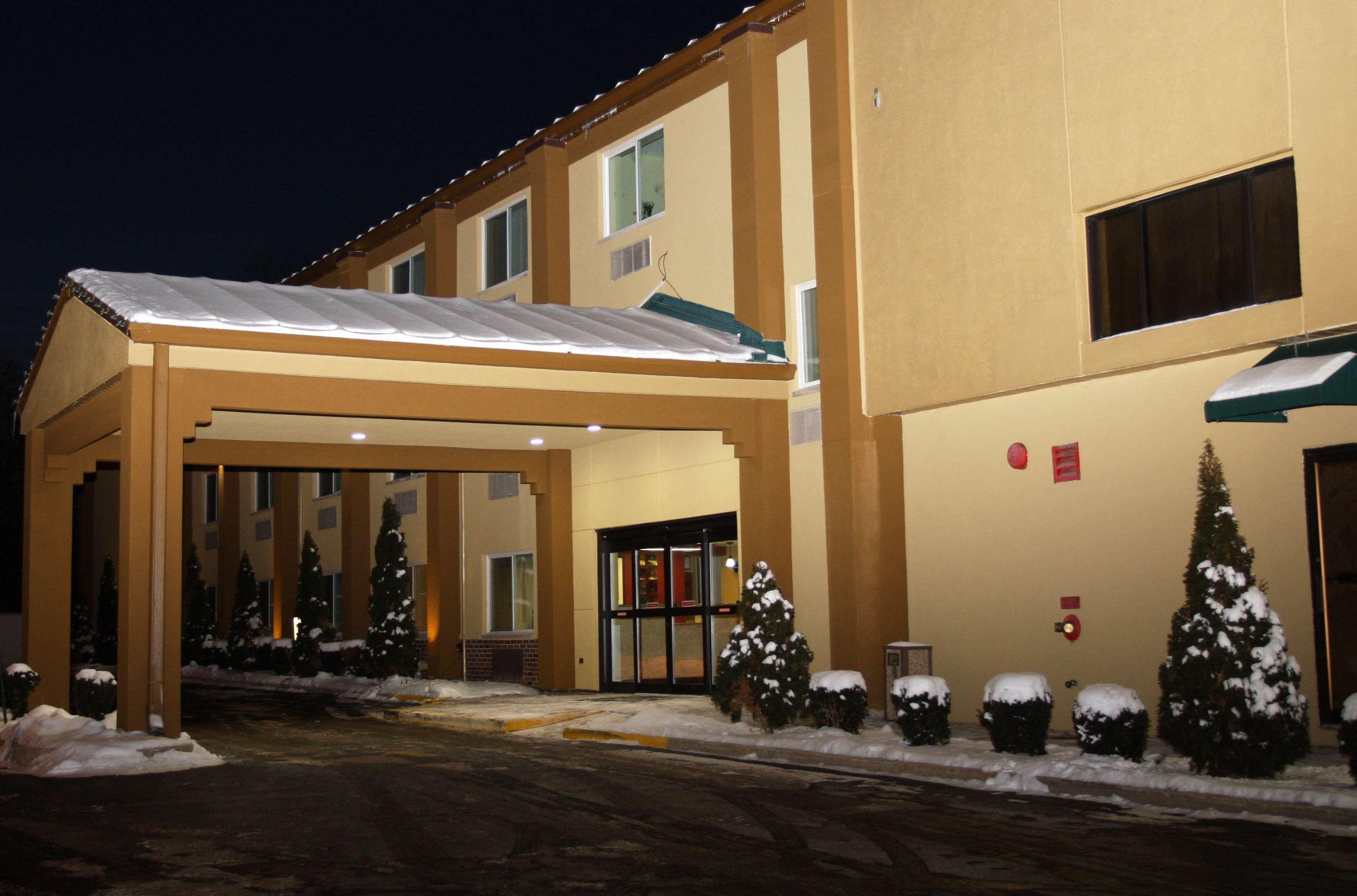 Americinn By Wyndham Woodstock Il Exterior photo